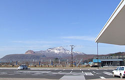 道の駅側面から見える昭和新山と有珠山